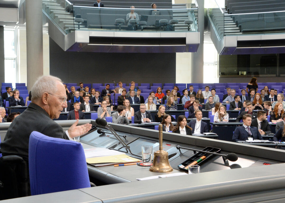Schäuble, Wolfgang Bundestagspräsident Dr. Wolfgang Schäuble, (li), CDU/CSU, spricht zu den Teilnehmern der Veranstaltung "Jugend und Parlament" im Plenarsaal des Deutschen Bundestages ein Schlusswort. 300 Jugendliche aus ganz Deutschland haben in einem Planspiel im Deutschen Bundestages parlamentarische Verfahren nachgestellt.; Präsident, Vorsitz, Übersicht.