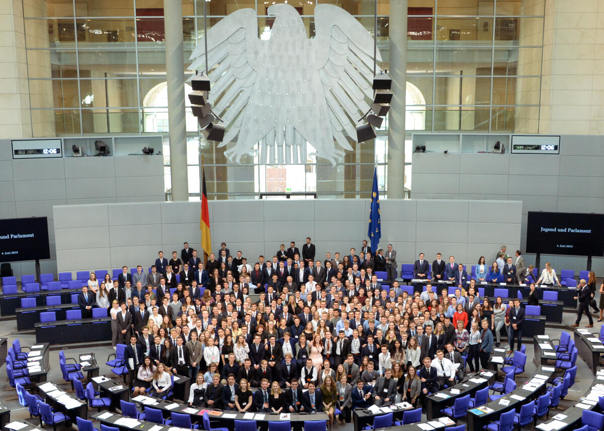 Schäuble, Wolfgang Nach den Schlussworten des Bundestagspräsidenten Dr. Wolfgang Schäuble, (mitte am Vorsitz), CDU/CSU, an die Teilnehmer der Veranstaltung "Jugend und Parlament", gibt es ein Gruppenfoto.; Adler, Bundesadler.