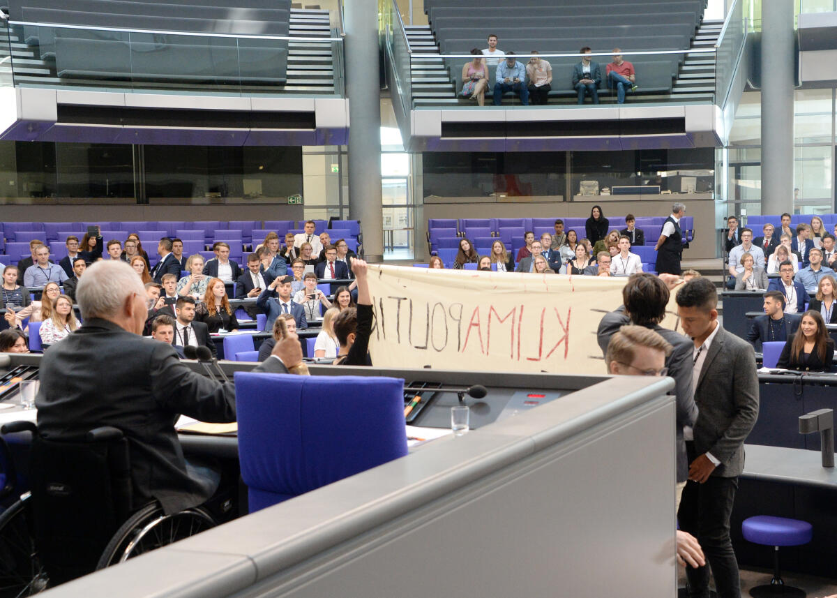 Schäuble, Wolfgang Während der Schlussworte des Bundestagspräsidenten Dr. Wolfgang Schäuble, (li), CDU/CSU, zum Abschluss der Veranstaltung "Jugend und Parlament" legten sich rund 20 Jugendliche vor dem Rednerpult im Plenarsaal des Deutschen Bundestages auf den Boden und stellten sich tot, um für mehr Klimaschutz zu demonstrieren.