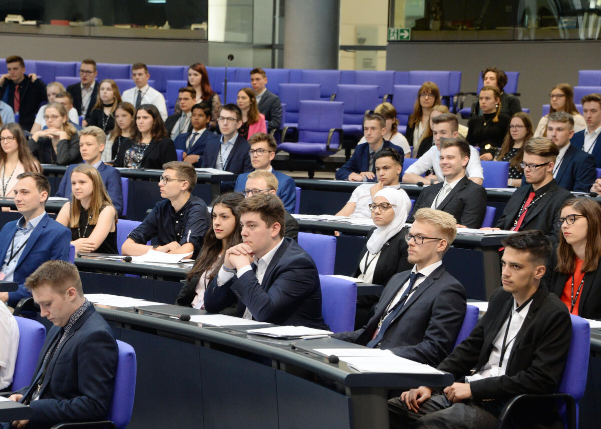  Bundestagsvizepräsident Thomas Oppermann, SPD, eröffnet und leitet im Plenarsaal des Deutschen Bundestages die 1. Plenarsitzung von "Jugend und Parlament" - Demokratie spielerisch üben. Rund 300 Jugendliche aus ganz Deutschland (hier im Bild) stellen in einem Planspiel parlamentarische Verfahren nach.; Übersicht.