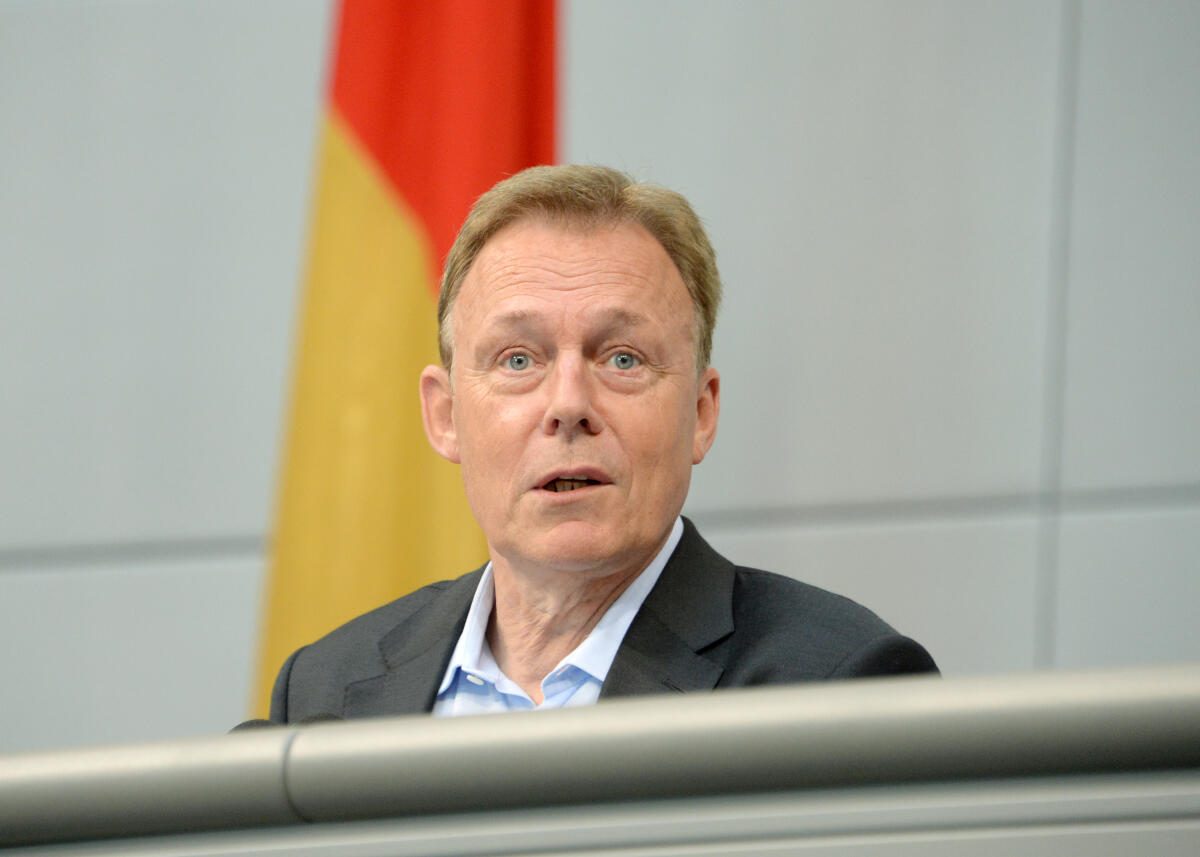 Oppermann, Thomas Bundestagsvizepräsident Thomas Oppermann, SPD, eröffnet und leitet im Plenarsaal des Deutschen Bundestages die 1. Plenarsitzung von "Jugend und Parlament" - Demokratie spielerisch üben. Rund 300 Jugendliche aus ganz Deutschland stellen in einem Planspiel parlamentarische Verfahren nach.; Vorsitz, Fahne.