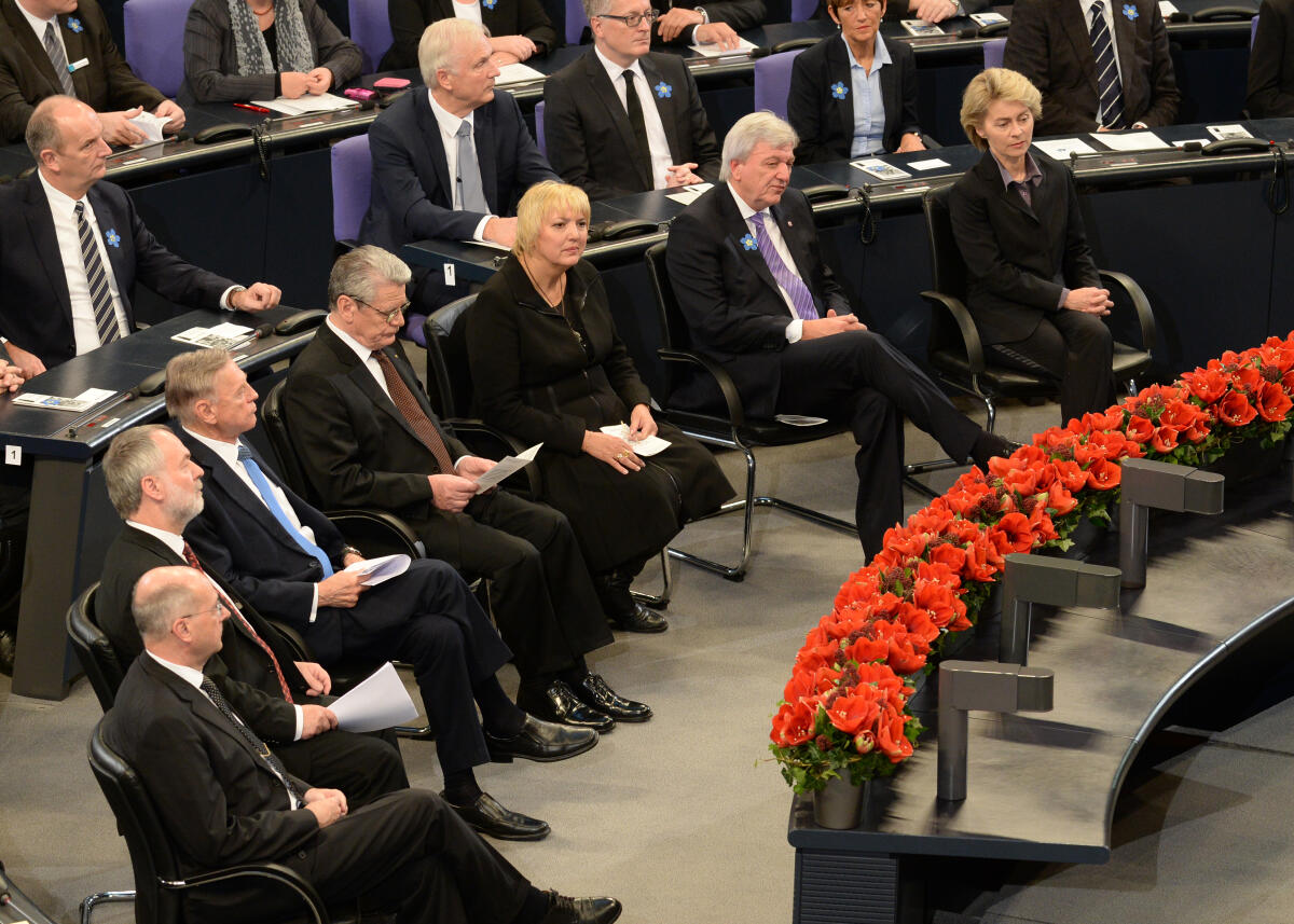 Zentrale Gedenkstunde zum Volkstrauertag im Plenarsaal des Deutschen Bundestages. Avi Primor, Israelischer Botschafter a. D., hält die Gedenkrede, Bundespräsident Joachim Gauck das Totengedenken. Zum Schluss singen alle Anwesenden die Nationalhymne. Hier die Verfassungsorgane und deren Vertreter: v.re. Ursula von der Leyen, Bundesverteidigungsministerin, Volker Bouffier, Bundesratspräsident, Claudia Roth, Bundestagsvizepräsidentin, Joachim Gauck, Bundespräsident, Avi Primor, Markus Meckel. Primor, Avi; Gauck, Joachim; Meckel, Markus; Roth, Claudia; Bouffier, Volker; Leyen, Ursula von der Zentrale Gedenkstunde zum Volkstrauertag im Plenarsaal des Deutschen Bundestages. Avi Primor, Israelischer Botschafter a. D., hält die Gedenkrede, Bundespräsident Joachim Gauck das Totengedenken. Zum Schluss singen alle Anwesenden die Nationalhymne. Hier die Verfassungsorgane und deren Vertreter: v.re. Ursula von der Leyen, Bundesverteidigungsministerin, Volker Bouffier, Bundesratspräsident, Claudia Roth, Bundestagsvizepräsidentin, Joachim Gauck, Bundespräsident, Avi Primor, Markus Meckel.