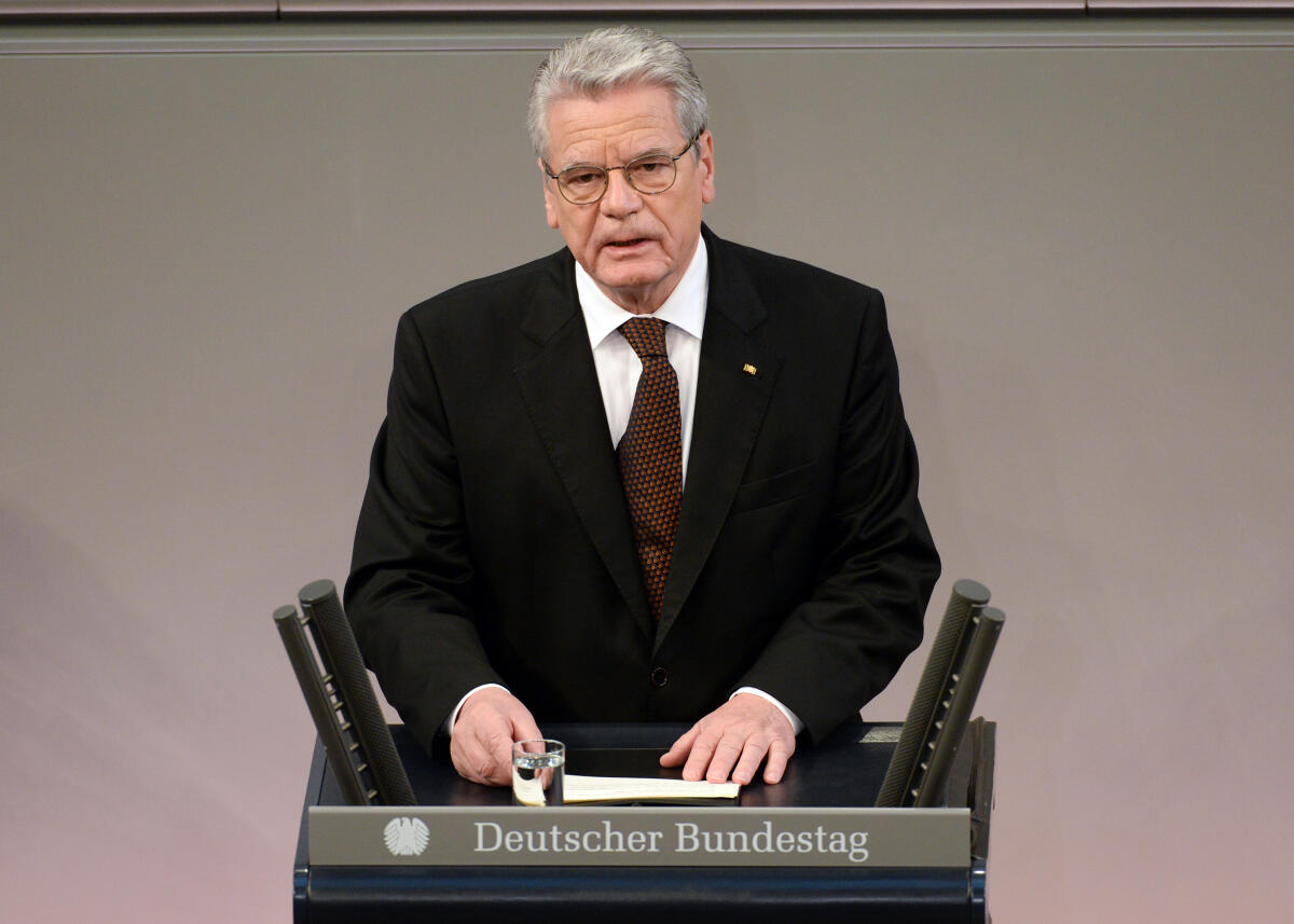 Zentrale Gedenkstunde zum Volkstrauertag im Plenarsaal des Deutschen Bundestages. Avi Primor, Israelischer Botschafter a. D., hält die Gedenkrede, Bundespräsident Joachim Gauck (hier im Bild) das Totengedenken. Gauck, Joachim Zentrale Gedenkstunde zum Volkstrauertag im Plenarsaal des Deutschen Bundestages. Avi Primor, Israelischer Botschafter a. D., hält die Gedenkrede, Bundespräsident Joachim Gauck (hier im Bild) das Totengedenken.