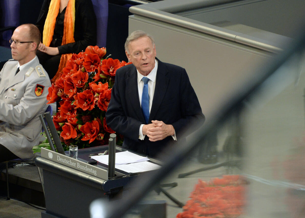 Primor, Avi Zentrale Gedenkstunde zum Volkstrauertag im Plenarsaal des Deutschen Bundestages. Avi Primor, (hier im Bild), Israelischer Botschafter a. D., hält die Gedenkrede, Bundespräsident Joachim Gauck das Totengedenken.