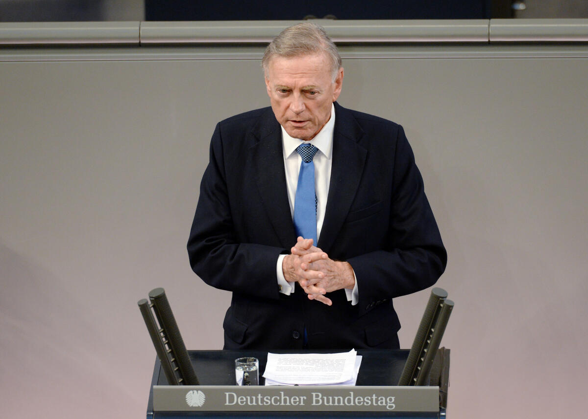 Zentrale Gedenkstunde zum Volkstrauertag im Plenarsaal des Deutschen Bundestages. Avi Primor, (hier im Bild), Israelischer Botschafter a. D., hält die Gedenkrede, Bundespräsident Joachim Gauck das Totengedenken. Primor, Avi Zentrale Gedenkstunde zum Volkstrauertag im Plenarsaal des Deutschen Bundestages. Avi Primor, (hier im Bild), Israelischer Botschafter a. D., hält die Gedenkrede, Bundespräsident Joachim Gauck das Totengedenken.