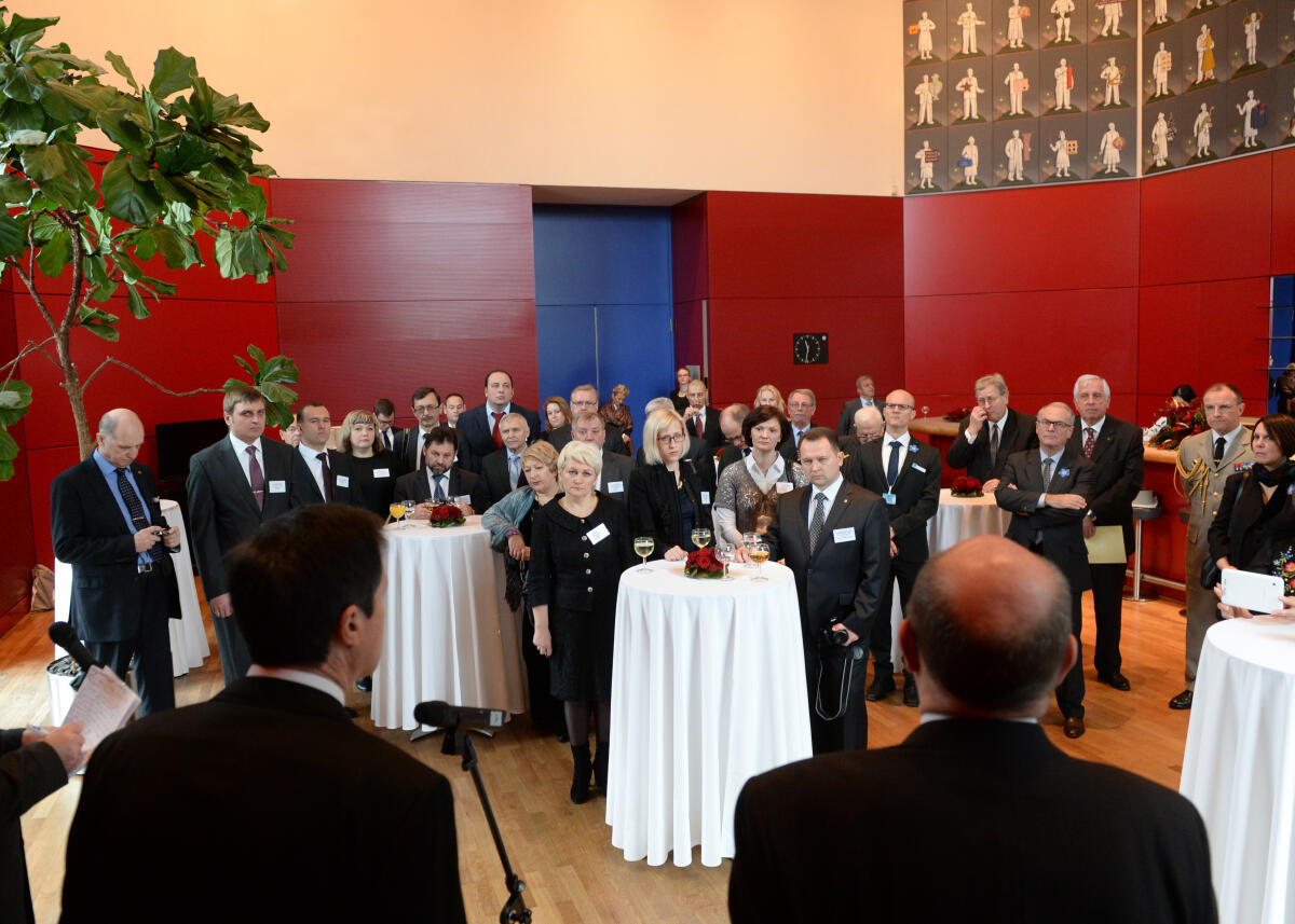  Staatssekretär Dr. Horst Risse, Direktor beim Deutschen Bundestag, begrüßt aus Anlass des Volkstrauertages ausgewählte Gäste des Volksbundes Deutsche Kriegsgräberfürsorge zu einem Empfang. Rainer Ruff, Generalsekretär des Volksbundes Deutsche Kriegsgräberfürsorge e. V., spricht ein Grußwort.; Übersicht.