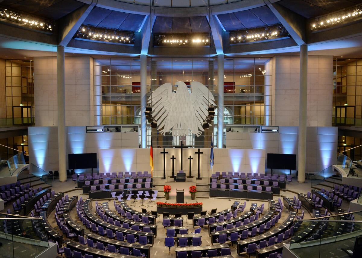  Gedenkstunde zum Volkstrauertag im Plenarsaal des Deutschen Bundestages.; Übersicht, Adler, Bundesadler, Kreuze, Kreuz, Blumen, Fahne, Fahnen.