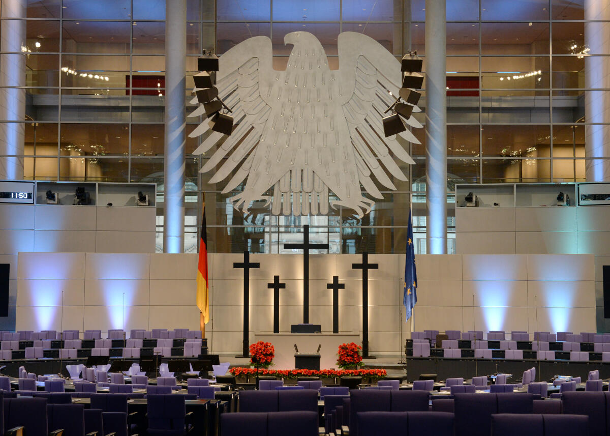 Gedenkstunde zum Volkstrauertag im Plenarsaal des Deutschen Bundestages.; Übersicht, Adler, Bundesadler, Kreuze, Kreuz, Blumen, Fahne, Fahnen. Gedenkstunde zum Volkstrauertag im Plenarsaal des Deutschen Bundestages.; Übersicht, Adler, Bundesadler, Kreuze, Kreuz, Blumen, Fahne, Fahnen.