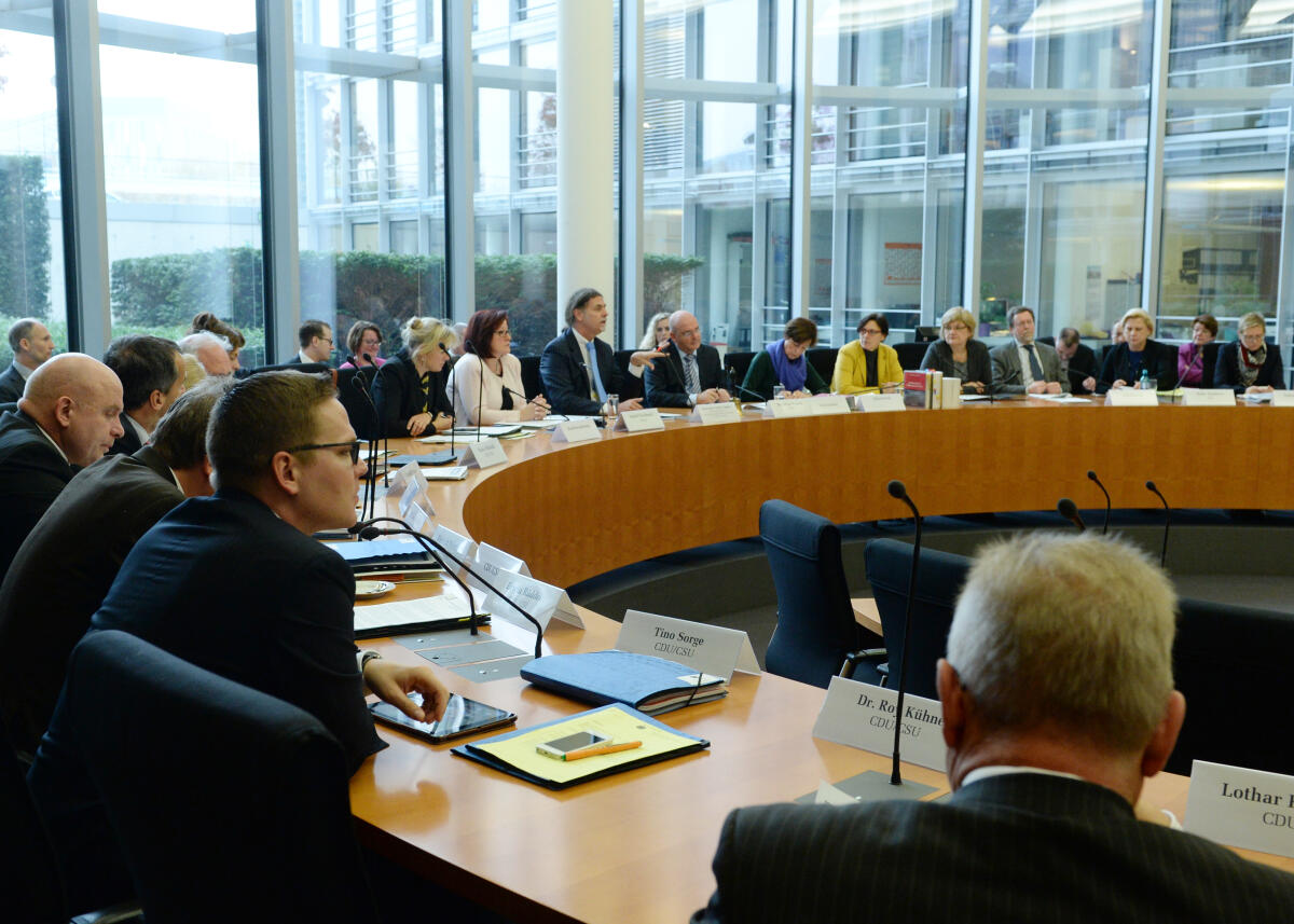 Walter Lindner, Ebola Beauftragter der Bundesregierung, ist zu Gast beim Ausschuss des Deutschen Bundestages für Gesundheit. Dieser wird vom Vorsitzenden Dr. Edgar Franke, SPD, geleitet.; Übersicht. Walter Lindner, Ebola Beauftragter der Bundesregierung, ist zu Gast beim Ausschuss des Deutschen Bundestages für Gesundheit. Dieser wird vom Vorsitzenden Dr. Edgar Franke, SPD, geleitet.; Übersicht.