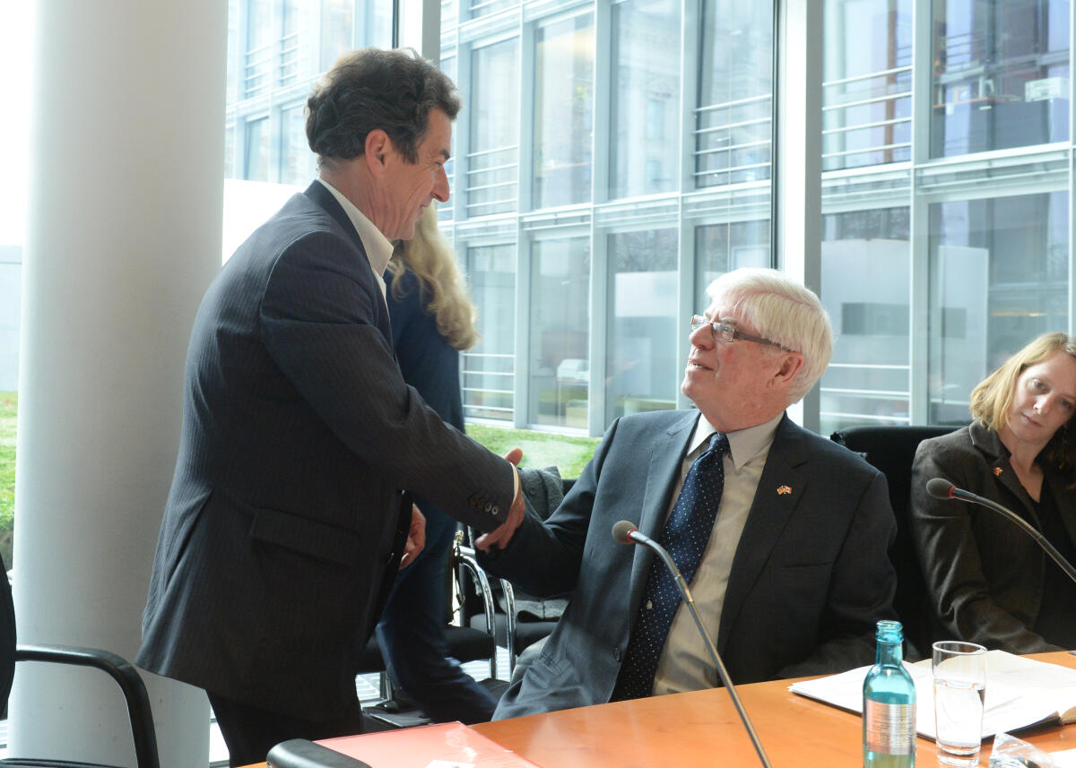 Klaus Barthel, (li), SPD, stellvertretender Vorsitzender des Ausschusses des Deutschen Bundestages für Wirtschaft und Energie, empfängt im namen des Ausschusses eine Parlamentsdelegation aus Kanada, zu einem Gespräch. Barthel, Klaus Klaus Barthel, (li), SPD, stellvertretender Vorsitzender des Ausschusses des Deutschen Bundestages für Wirtschaft und Energie, empfängt im namen des Ausschusses eine Parlamentsdelegation aus Kanada, zu einem Gespräch.