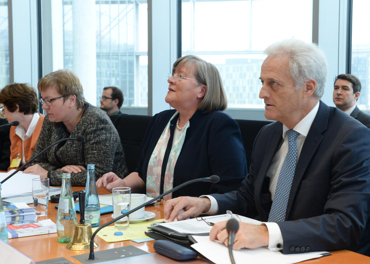 Dr. Peter Ramsauer, CDU/CSU, Vorsitzender des Ausschusses des Deutschen Bundestages für Wirtschaft und Energie, leitet eine Ausschusssitzung, an der Andrea Voßhoff, Bundesbeauftragte für den Datenschutz und die Informationsfreiheit, teilnimmt. Ramsauer, Peter; Voßhoff, Andrea Dr. Peter Ramsauer, CDU/CSU, Vorsitzender des Ausschusses des Deutschen Bundestages für Wirtschaft und Energie, leitet eine Ausschusssitzung, an der Andrea Voßhoff, Bundesbeauftragte für den Datenschutz und die Informationsfreiheit, teilnimmt.