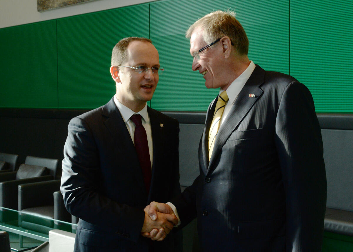 Singhammer, Johannes; Bushati, Ditmir Bundestagsvizepräsident Johannes Singhammer, (re), CDU/CSU, empfängt den Außenminister der Republik Albanien, Ditmir Bushati, (li), zu einem Gespräch.; Geste, Gestik.