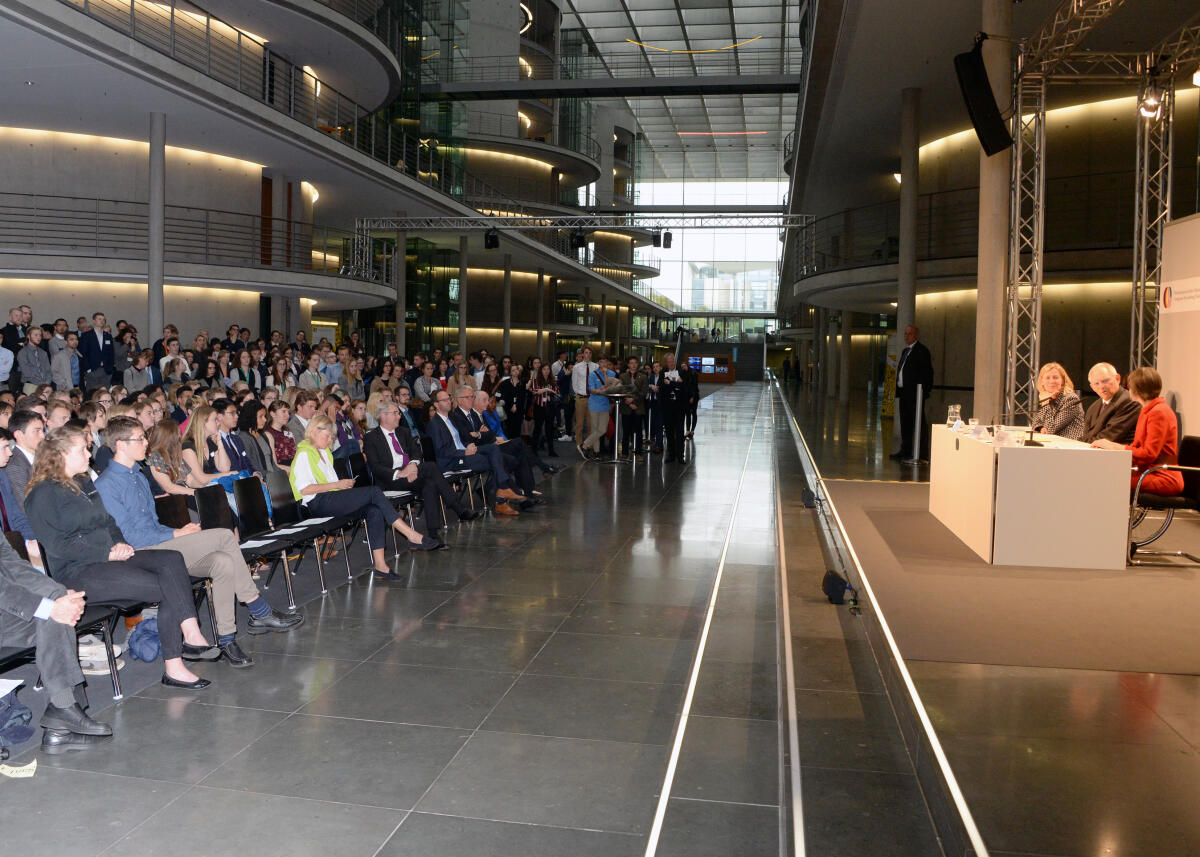 Schäuble, Wolfgang Bundestagspräsident Dr. Wolfgang Schäuble, (2.v.re - am Rednerpult), CDU/CSU, begrüßt die 350 jungen Amerikanerinnen und Amerikaner, die im Rahmen des Parlamentarischen Patenschafts-Programm (PPP), zu Gast im Bundestag sind.; Übersicht, Begrüßung, Rede.