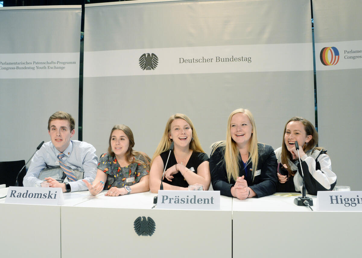  350 junge Amerikanerinnen und Amerikaner sind im Rahmen des Parlamentarischen Patenschafts-Programm (PPP) zu Gast im Bundestag.; Gruppenfoto am Rednerpult.