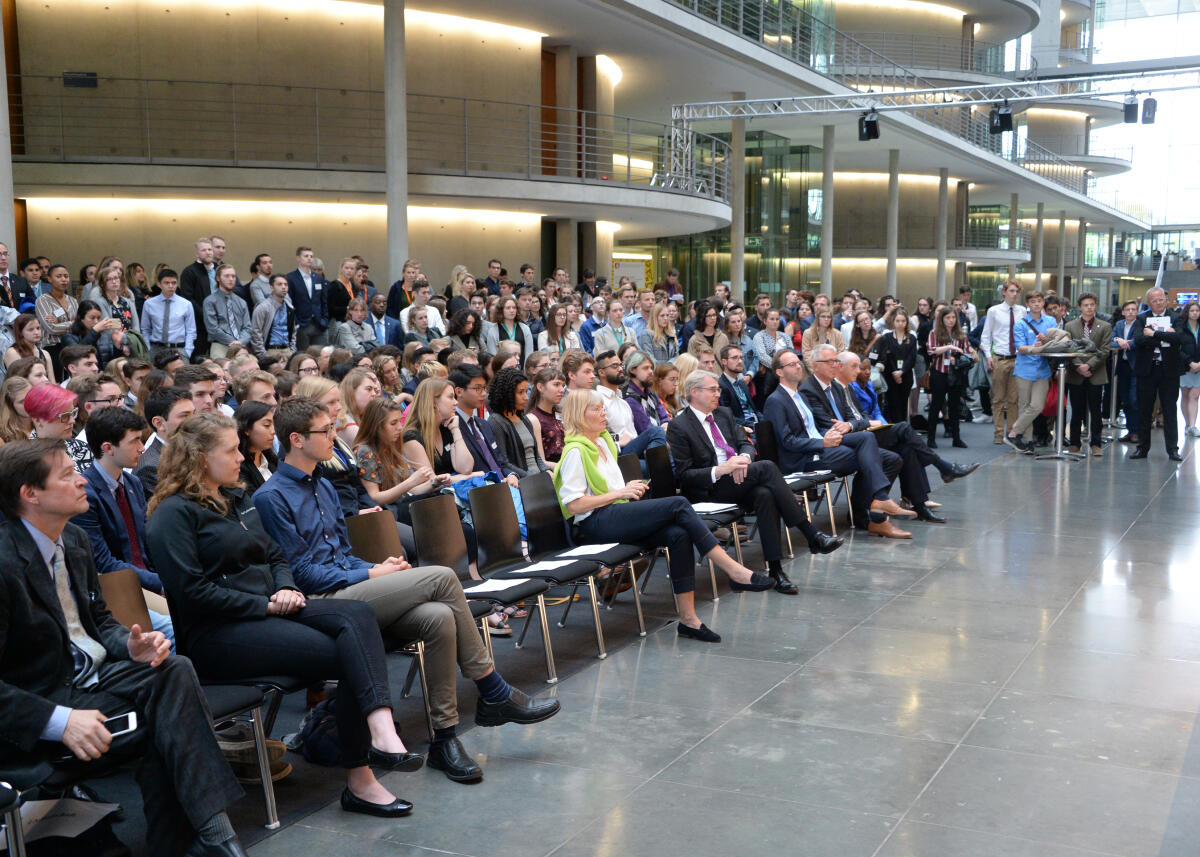  Bundestagspräsident Dr. Wolfgang Schäuble, CDU/CSU, begrüßt die 350 jungen Amerikanerinnen und Amerikaner (hier im Bild), die im Rahmen des Parlamentarischen Patenschafts-Programm (PPP), zu Gast im Bundestag sind.; Übersicht, Begrüßung.