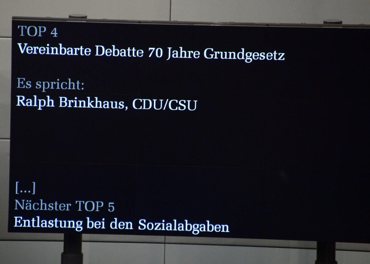  101. Sitzung des Deutschen Bundestages. Der erste Tagungsordnungspunkt (TOP) ist die 120-minütige Debatte zu  TOP 4 zum Thema "70 Jahre Grundgesetz".; Videotafel, Videowand.