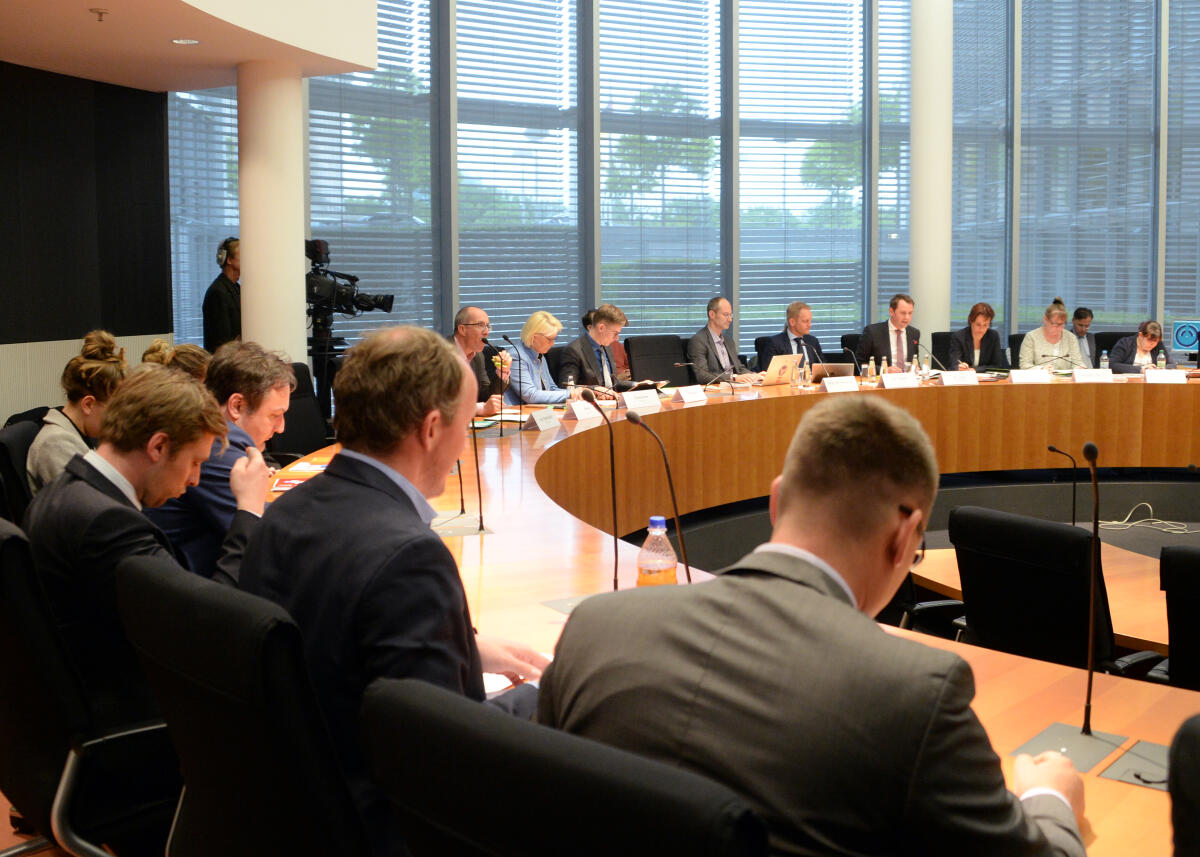 Dr. Andreas Lenz, (4.v.re), CDU/CSU, Vorsitzender des Parlamentarischen Beirats für nachhaltige Entwicklung, leitet eine Sitzung, an der als Gäste der Vice President - Sherpa Office Executive Board SAP SE, Dr. Carsten Polenz, (5.v.re), und der Themenkoordinator "Digitaler Wandel" IÖW, Prof. Dr. Tilman Santarius, (6.v.re), teilnehmen.; Übersicht. Lenz, Andreas; Polenz, Carsten; Santarius, Tilman Dr. Andreas Lenz, (4.v.re), CDU/CSU, Vorsitzender des Parlamentarischen Beirats für nachhaltige Entwicklung, leitet eine Sitzung, an der als Gäste der Vice President - Sherpa Office Executive Board SAP SE, Dr. Carsten Polenz, (5.v.re), und der Themenkoordinator "Digitaler Wandel" IÖW, Prof. Dr. Tilman Santarius, (6.v.re), teilnehmen.; Übersicht.
