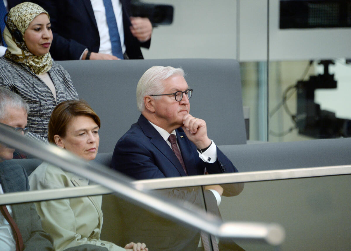 Steinmeier, Frank-Walter Bundespräsident Dr. Frank-Walter Steinmeier (mitte) verfolgt als Zuhörer auf der Ehrentribüne im Plenarsaal des Deutschen Bundestages die 120-minütige Debatte zu  TOP 4 zum Thema "70 Jahre Grundgesetz".