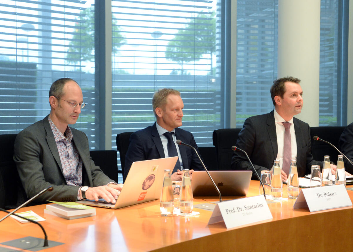 Dr. Andreas Lenz, (re), CDU/CSU, Vorsitzender des Parlamentarischen Beirats für nachhaltige Entwicklung, leitet eine Sitzung, an der als Gäste der Vice President - Sherpa Office Executive Board SAP SE, Dr. Carsten Polenz, (mitte), und der Themenkoordinator "Digitaler Wandel" IÖW, Prof. Dr. Tilman Santarius, (li), teilnehmen. Lenz, Andreas; Polenz, Carsten; Santarius, Tilman Dr. Andreas Lenz, (re), CDU/CSU, Vorsitzender des Parlamentarischen Beirats für nachhaltige Entwicklung, leitet eine Sitzung, an der als Gäste der Vice President - Sherpa Office Executive Board SAP SE, Dr. Carsten Polenz, (mitte), und der Themenkoordinator "Digitaler Wandel" IÖW, Prof. Dr. Tilman Santarius, (li), teilnehmen.