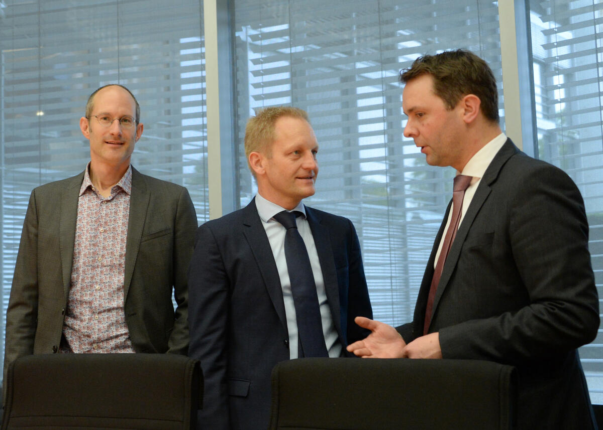 Dr. Andreas Lenz, (re), CDU/CSU, Vorsitzender des Parlamentarischen Beirats für nachhaltige Entwicklung, leitet eine Sitzung, an der als Gäste der Vice President - Sherpa Office Executive Board SAP SE, Dr. Carsten Polenz, (mitte), und der Themenkoordinator "Digitaler Wandel" IÖW, Prof. Dr. Tilman Santarius, (li), teilnehmen. Lenz, Andreas; Polenz, Carsten; Santarius, Tilman Dr. Andreas Lenz, (re), CDU/CSU, Vorsitzender des Parlamentarischen Beirats für nachhaltige Entwicklung, leitet eine Sitzung, an der als Gäste der Vice President - Sherpa Office Executive Board SAP SE, Dr. Carsten Polenz, (mitte), und der Themenkoordinator "Digitaler Wandel" IÖW, Prof. Dr. Tilman Santarius, (li), teilnehmen.