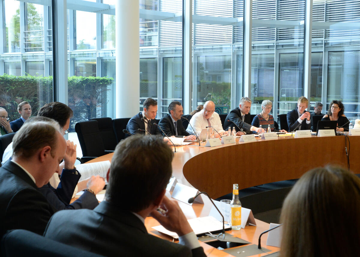 Hansjörg Durz, (4.v.re), CDU/CSU, Vorsitzender des Ausschusses Digitale Agenda, begrüßt den Bundesminister für Wirtschaft und Energie, Peter Altmaier, (5.v.re), CDU/CSU, der als Gast an einer Ausschusssitzung teilnimmt. 6.v.re: Thomas Jarzombek, CDU/CSU, Nationaler Koordinator für Luft- und Raumfahrt beim Bundesministerium für Wirtschaft und Energie.; Übersicht. Durz, Hansjörg; Altmaier, Peter; Jarzombek, Thomas Hansjörg Durz, (4.v.re), CDU/CSU, Vorsitzender des Ausschusses Digitale Agenda, begrüßt den Bundesminister für Wirtschaft und Energie, Peter Altmaier, (5.v.re), CDU/CSU, der als Gast an einer Ausschusssitzung teilnimmt. 6.v.re: Thomas Jarzombek, CDU/CSU, Nationaler Koordinator für Luft- und Raumfahrt beim Bundesministerium für Wirtschaft und Energie.; Übersicht.