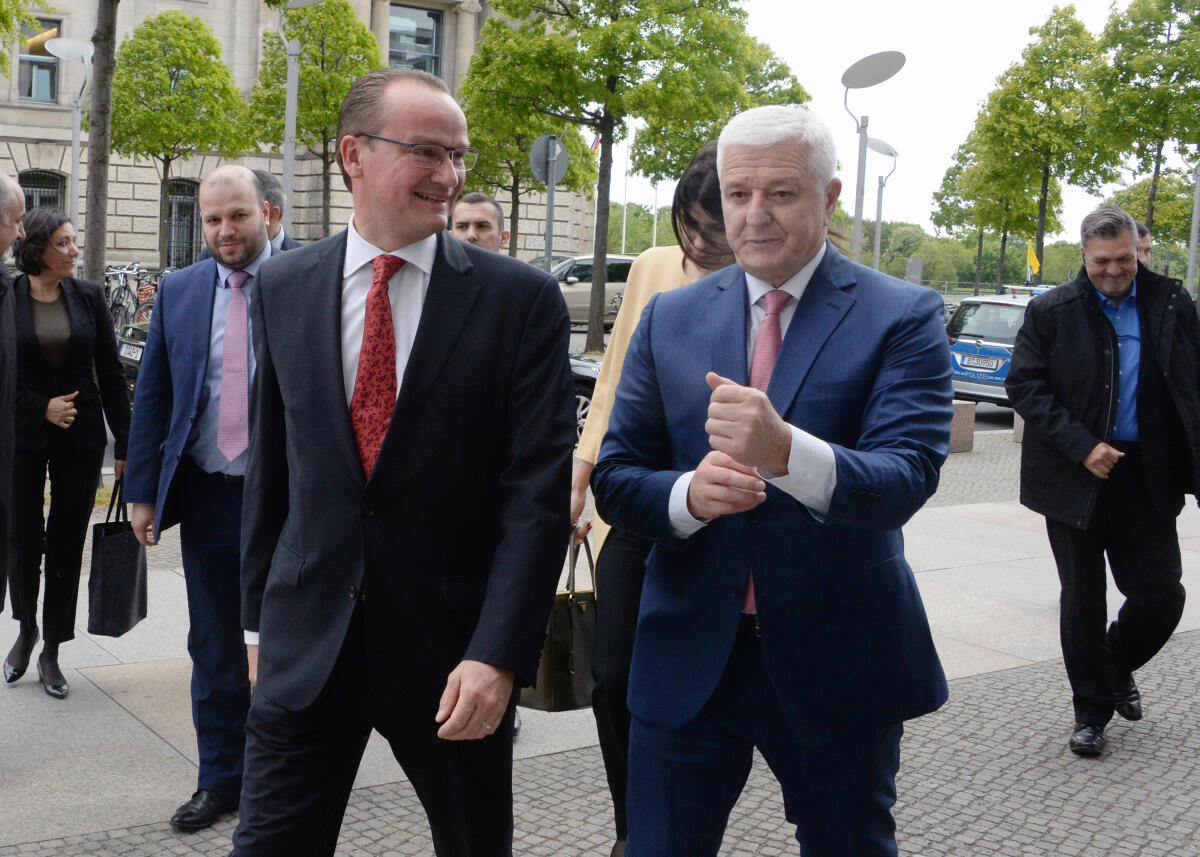 Gunther Krichbaum, (li), CDU/CSU, Vorsitzender des Ausschusses des Deutschen Bundestages für die Angelegenheiten der Europäischen Union, empfängt den Premierminister von Montenegro, Dusko Markovic, (re), der als Gast an einer Ausschusssitzung des EU-Ausschusses teilnimmt. Krichbaum, Gunther; Markovic, Dusko Gunther Krichbaum, (li), CDU/CSU, Vorsitzender des Ausschusses des Deutschen Bundestages für die Angelegenheiten der Europäischen Union, empfängt den Premierminister von Montenegro, Dusko Markovic, (re), der als Gast an einer Ausschusssitzung des EU-Ausschusses teilnimmt.