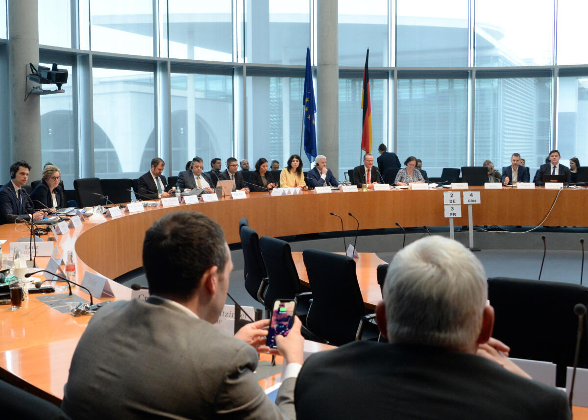 Krichbaum, Gunther; Markovic, Dusko Gunther Krichbaum, (4.v.re), CDU/CSU, Vorsitzender des Ausschusses des Deutschen Bundestages für die Angelegenheiten der Europäischen Union, empfängt den Premierminister von Montenegro, Dusko Markovic, (5.v.re), der als Gast an einer Ausschusssitzung des EU-Ausschusses teilnimmt.; Übersicht.