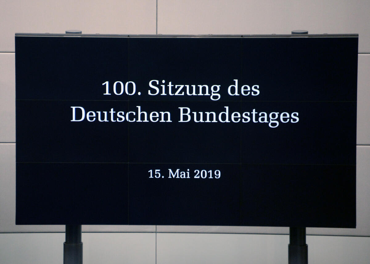  100. Sitzung Deutscher Bundestag, 15. Mai 2019.; Videowand, Videotafel.