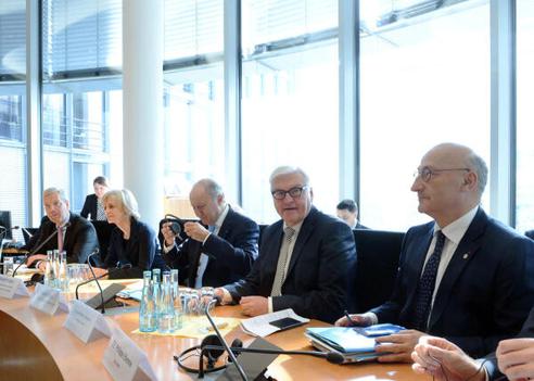 Röttgen, Norbert; Steinmeier, Frank-Walter; Fabius, Laurent; Etienne, Philippe; Gouigou, Elisabeth Paul-Löbe-Haus, Sitzungssaal