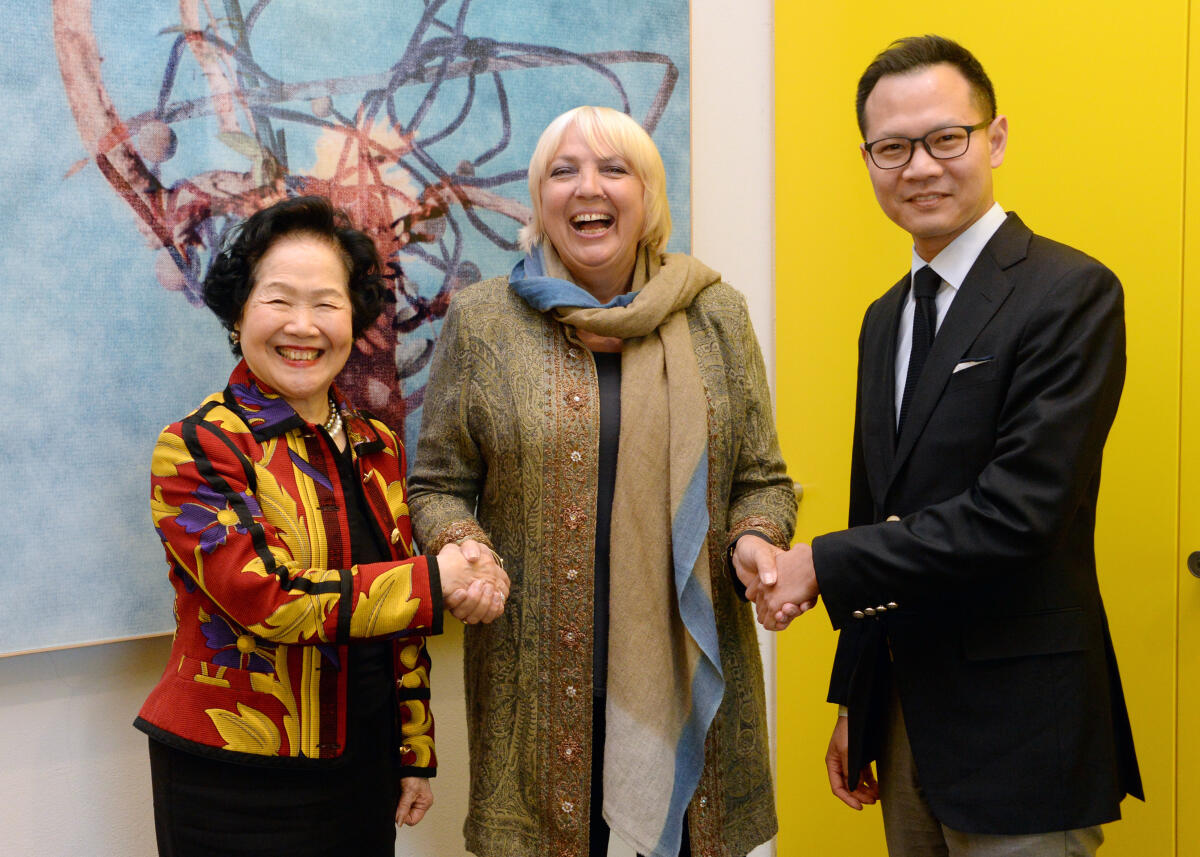 Bundestagsvizepräsidentin Claudia Roth, (mitte), Bündnis 90/Die Grünen, empfängt die Chief Secretary of Hong Kong a. D., Anson Chang Fang (li), und das Mitglied des Legislative of the Hong Kong Special Administrative Region, Wing Hang Kwok, (re), zu einem Gespräch. Roth, Claudia; Chang Fang, Anson; Kwok, Wing Hang Bundestagsvizepräsidentin Claudia Roth, (mitte), Bündnis 90/Die Grünen, empfängt die Chief Secretary of Hong Kong a. D., Anson Chang Fang (li), und das Mitglied des Legislative of the Hong Kong Special Administrative Region, Wing Hang Kwok, (re), zu einem Gespräch.