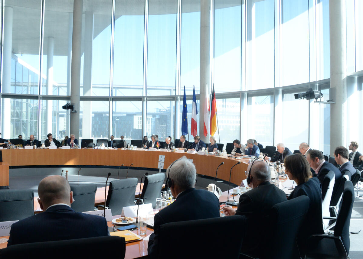 Bundestagspräsident Dr. Wolfgang Schäuble, CDU/CSU, eröffnet ein trilaterales Treffen der EU-Ausschüsse Deutschlands, Frankreichs und Polens, die im Format "Weimarer Dreieck" zu gemeinsamen Sitzungen und Gesprächen zusammen kommen. Die Vorsitzenden: Sabine Tillaye, von der Assemblée Nationale, für die französische Delegation, Piotr Apel, (re), vom Sejm, für die polnische Delegation, und Gunther Krichbaum, CDU/CSU, Vorsitzender des Ausschusses des Deutschen Bundestages für die Angelegenheiten der Europäischen Union, für die deutsche Delegation.; Fahne, Fahnen, Übersicht. Bundestagspräsident Dr. Wolfgang Schäuble, CDU/CSU, eröffnet ein trilaterales Treffen der EU-Ausschüsse Deutschlands, Frankreichs und Polens, die im Format "Weimarer Dreieck" zu gemeinsamen Sitzungen und Gesprächen zusammen kommen. Die Vorsitzenden: Sabine Tillaye, von der Assemblée Nationale, für die französische Delegation, Piotr Apel, (re), vom Sejm, für die polnische Delegation, und Gunther Krichbaum, CDU/CSU, Vorsitzender des Ausschusses des Deutschen Bundestages für die Angelegenheiten der Europäischen Union, für die deutsche Delegation.; Fahne, Fahnen, Übersicht.