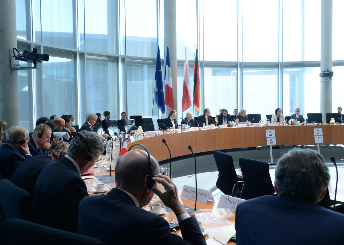 Bundestagspräsident Dr. Wolfgang Schäuble, CDU/CSU, eröffnet ein trilaterales Treffen der EU-Ausschüsse Deutschlands, Frankreichs und Polens, die im Format "Weimarer Dreieck" zu gemeinsamen Sitzungen und Gesprächen zusammen kommen. Die Vorsitzenden: Sabine Tillaye, von der Assemblée Nationale, für die französische Delegation, Piotr Apel, (re), vom Sejm, für die polnische Delegation, und Gunther Krichbaum, CDU/CSU, Vorsitzender des Ausschusses des Deutschen Bundestages für die Angelegenheiten der Europäischen Union, für die deutsche Delegation.; Fahne, Fahnen, Übersicht. Bundestagspräsident Dr. Wolfgang Schäuble, CDU/CSU, eröffnet ein trilaterales Treffen der EU-Ausschüsse Deutschlands, Frankreichs und Polens, die im Format "Weimarer Dreieck" zu gemeinsamen Sitzungen und Gesprächen zusammen kommen. Die Vorsitzenden: Sabine Tillaye, von der Assemblée Nationale, für die französische Delegation, Piotr Apel, (re), vom Sejm, für die polnische Delegation, und Gunther Krichbaum, CDU/CSU, Vorsitzender des Ausschusses des Deutschen Bundestages für die Angelegenheiten der Europäischen Union, für die deutsche Delegation.; Fahne, Fahnen, Übersicht.
