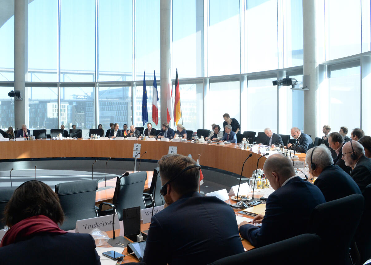 Bundestagspräsident Dr. Wolfgang Schäuble, CDU/CSU, eröffnet ein trilaterales Treffen der EU-Ausschüsse Deutschlands, Frankreichs und Polens, die im Format "Weimarer Dreieck" zu gemeinsamen Sitzungen und Gesprächen zusammen kommen. Die Vorsitzenden: Sabine Tillaye, von der Assemblée Nationale, für die französische Delegation, Piotr Apel, (re), vom Sejm, für die polnische Delegation, und Gunther Krichbaum, CDU/CSU, Vorsitzender des Ausschusses des Deutschen Bundestages für die Angelegenheiten der Europäischen Union, für die deutsche Delegation.; Fahne, Fahnen, Übersicht. Bundestagspräsident Dr. Wolfgang Schäuble, CDU/CSU, eröffnet ein trilaterales Treffen der EU-Ausschüsse Deutschlands, Frankreichs und Polens, die im Format "Weimarer Dreieck" zu gemeinsamen Sitzungen und Gesprächen zusammen kommen. Die Vorsitzenden: Sabine Tillaye, von der Assemblée Nationale, für die französische Delegation, Piotr Apel, (re), vom Sejm, für die polnische Delegation, und Gunther Krichbaum, CDU/CSU, Vorsitzender des Ausschusses des Deutschen Bundestages für die Angelegenheiten der Europäischen Union, für die deutsche Delegation.; Fahne, Fahnen, Übersicht.