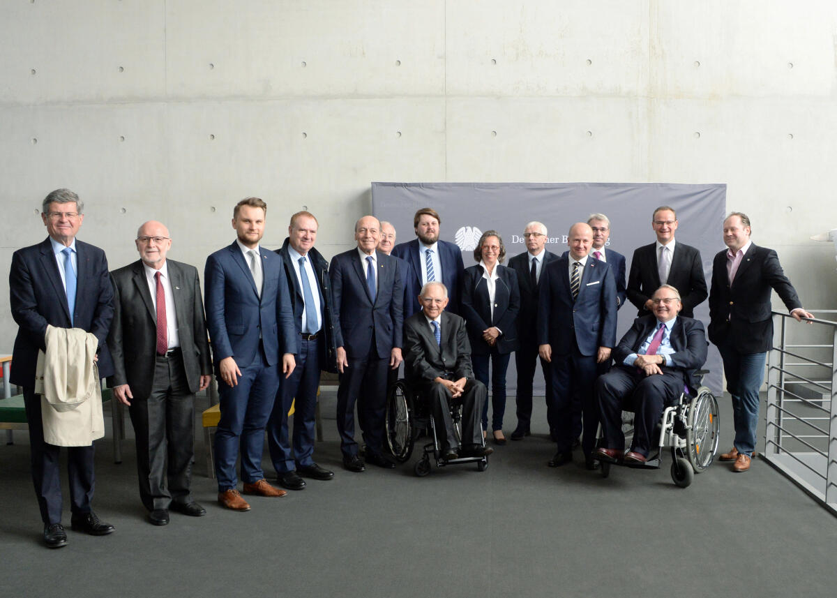 Bundestagspräsident Dr. Wolfgang Schäuble, (8.v.re), CDU/CSU, eröffnet ein trilaterales Treffen der EU-Ausschüsse Deutschlands, Frankreichs und Polens, die im Format "Weimarer Dreieck" zu gemeinsamen Sitzungen und Gesprächen zusammen kommen. Die Vorsitzenden: Sabine Tillaye, (7.v.re), von der Assemblée Nationale, für die französische Delegation, Piotr Apel, (9.v.re), vom Sejm, für die polnische Delegation, und Gunther Krichbaum, (3.v.re), CDU/CSU, Vorsitzender des Ausschusses des Deutschen Bundestages für die Angelegenheiten der Europäischen Union, für die deutsche Delegation.; Gruppenfoto. Schäuble, Wolfgang; Krichbaum, Gunther; Thillaye, Sabine; Apel, Piotr Bundestagspräsident Dr. Wolfgang Schäuble, (8.v.re), CDU/CSU, eröffnet ein trilaterales Treffen der EU-Ausschüsse Deutschlands, Frankreichs und Polens, die im Format "Weimarer Dreieck" zu gemeinsamen Sitzungen und Gesprächen zusammen kommen. Die Vorsitzenden: Sabine Tillaye, (7.v.re), von der Assemblée Nationale, für die französische Delegation, Piotr Apel, (9.v.re), vom Sejm, für die polnische Delegation, und Gunther Krichbaum, (3.v.re), CDU/CSU, Vorsitzender des Ausschusses des Deutschen Bundestages für die Angelegenheiten der Europäischen Union, für die deutsche Delegation.; Gruppenfoto.