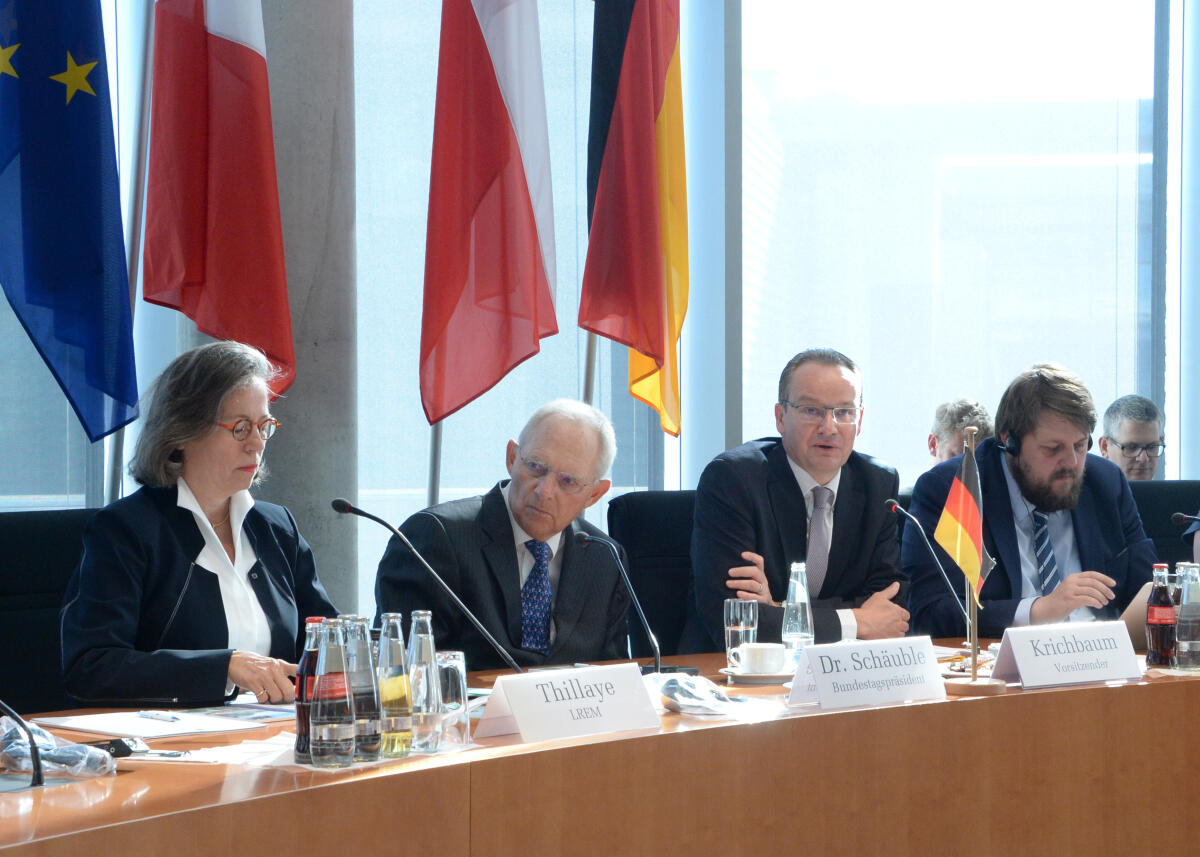 Bundestagspräsident Dr. Wolfgang Schäuble, (2.v.li), CDU/CSU, eröffnet ein trilaterales Treffen der EU-Ausschüsse Deutschlands, Frankreichs und Polens, die im Format "Weimarer Dreieck" zu gemeinsamen Sitzungen und Gesprächen zusammen kommen. Die Vorsitzenden: Sabine Tillaye, (li), von der Assemblée Nationale, für die französische Delegation, Piotr Apel, (re), vom Sejm, für die polnische Delegation, und Gunther Krichbaum, (2.v.re), CDU/CSU, Vorsitzender des Ausschusses des Deutschen Bundestages für die Angelegenheiten der Europäischen Union, für die deutsche Delegation.; Fahne, Fahnen. Schäuble, Wolfgang; Krichbaum, Gunther; Thillaye, Sabine; Apel, Piotr Bundestagspräsident Dr. Wolfgang Schäuble, (2.v.li), CDU/CSU, eröffnet ein trilaterales Treffen der EU-Ausschüsse Deutschlands, Frankreichs und Polens, die im Format "Weimarer Dreieck" zu gemeinsamen Sitzungen und Gesprächen zusammen kommen. Die Vorsitzenden: Sabine Tillaye, (li), von der Assemblée Nationale, für die französische Delegation, Piotr Apel, (re), vom Sejm, für die polnische Delegation, und Gunther Krichbaum, (2.v.re), CDU/CSU, Vorsitzender des Ausschusses des Deutschen Bundestages für die Angelegenheiten der Europäischen Union, für die deutsche Delegation.; Fahne, Fahnen.