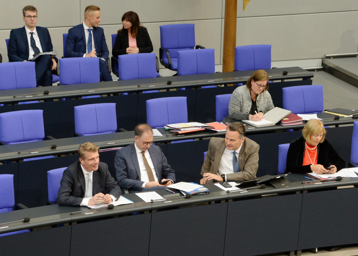 Thomas Bareiß, (li), CDU/CSU, Parlamentarischer Staatssekretär, Regierungsbank. Bareiß, Thomas Thomas Bareiß, (li), CDU/CSU, Parlamentarischer Staatssekretär, Regierungsbank.