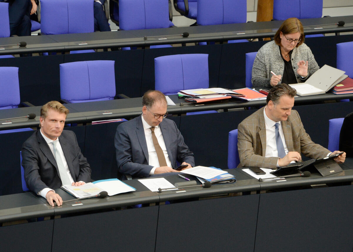 Thomas Bareiß, (li), CDU/CSU, Parlamentarischer Staatssekretär, Regierungsbank. Bareiß, Thomas Thomas Bareiß, (li), CDU/CSU, Parlamentarischer Staatssekretär, Regierungsbank.
