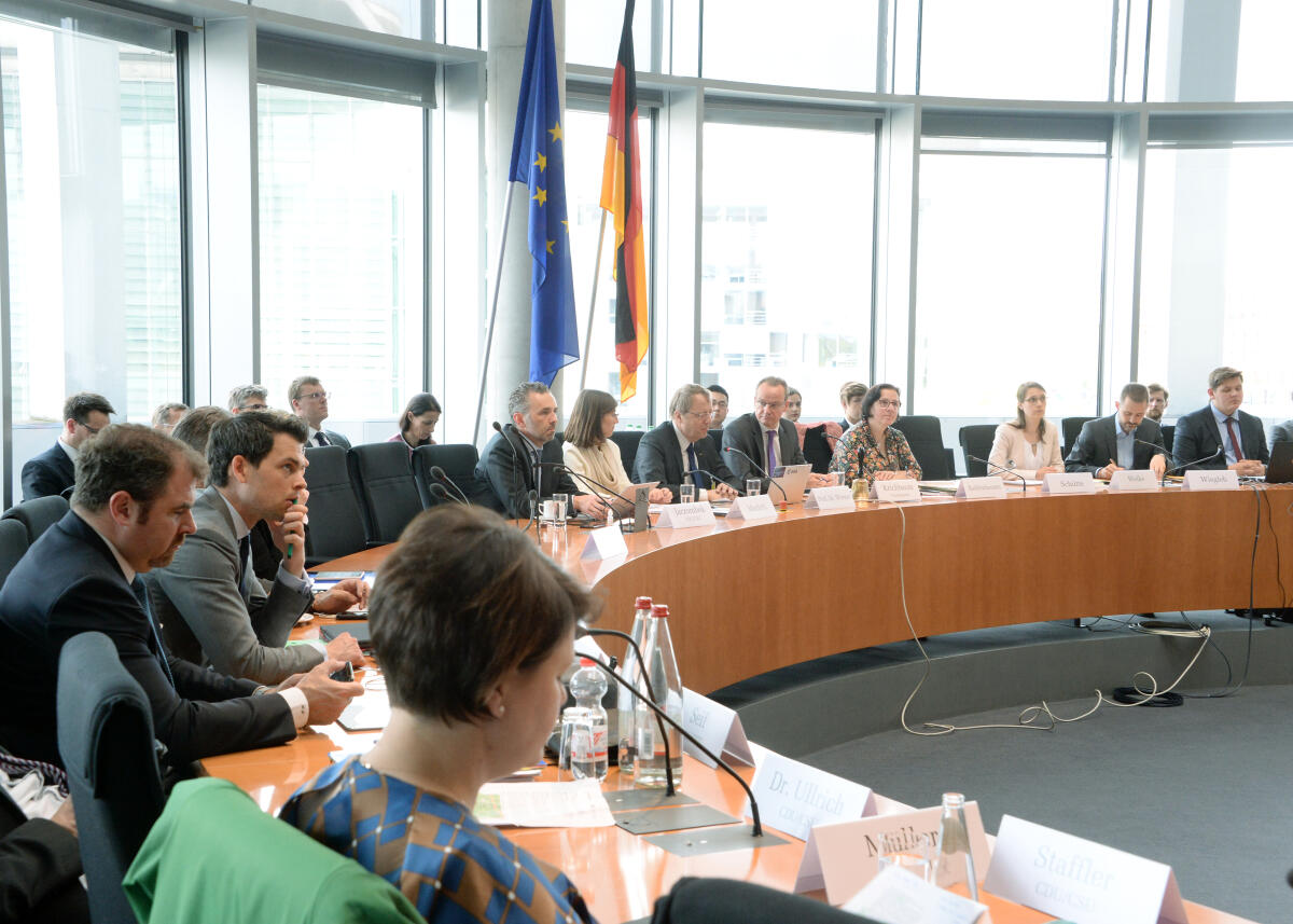 Gunther Krichbaum, (5.v.re), CDU/CSU, Vorsitzender des Ausschusses des Deutschen Bundestages für die Angelegenheiten der Europäischen Union, leitet eine Sitzung, an der der Generaldirektor der Europäischen Weltraumorganisation ESA, Prof. Dr. Ing. Jan Wörner, (6.v.re), teilnimmt.; Übersicht, Fahne, Fahnen. Krichbaum, Gunther; Wörner, Jan Gunther Krichbaum, (5.v.re), CDU/CSU, Vorsitzender des Ausschusses des Deutschen Bundestages für die Angelegenheiten der Europäischen Union, leitet eine Sitzung, an der der Generaldirektor der Europäischen Weltraumorganisation ESA, Prof. Dr. Ing. Jan Wörner, (6.v.re), teilnimmt.; Übersicht, Fahne, Fahnen.
