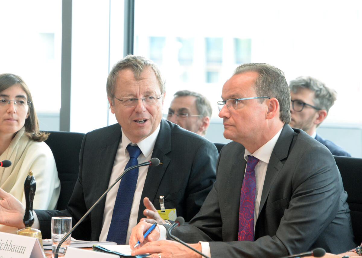 Gunther Krichbaum, (re), CDU/CSU, Vorsitzender des Ausschusses des Deutschen Bundestages für die Angelegenheiten der Europäischen Union, leitet eine Sitzung, an der der Generaldirektor der Europäischen Weltraumorganisation ESA, Prof. Dr. Ing. Jan Wörner, (li), teilnimmt. Krichbaum, Gunther; Wörner, Jan Gunther Krichbaum, (re), CDU/CSU, Vorsitzender des Ausschusses des Deutschen Bundestages für die Angelegenheiten der Europäischen Union, leitet eine Sitzung, an der der Generaldirektor der Europäischen Weltraumorganisation ESA, Prof. Dr. Ing. Jan Wörner, (li), teilnimmt.