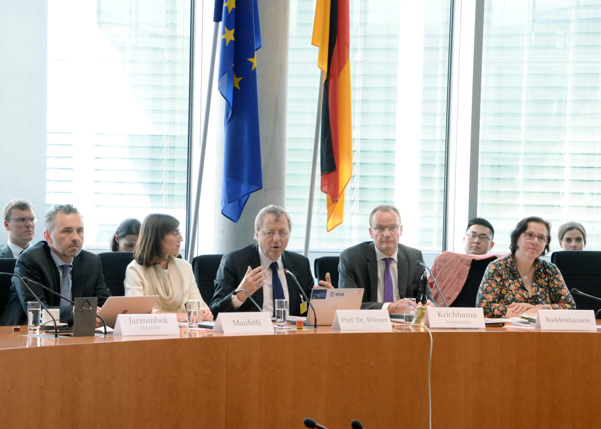 Gunther Krichbaum, (2.v.re), CDU/CSU, Vorsitzender des Ausschusses des Deutschen Bundestages für die Angelegenheiten der Europäischen Union, leitet eine Sitzung, an der der Generaldirektor der Europäischen Weltraumorganisation ESA, Prof. Dr. Ing. Jan Wörner, (3.v.li), teilnimmt.; Übersicht, Fahne, Fahnen. Krichbaum, Gunther; Wörner, Jan Gunther Krichbaum, (2.v.re), CDU/CSU, Vorsitzender des Ausschusses des Deutschen Bundestages für die Angelegenheiten der Europäischen Union, leitet eine Sitzung, an der der Generaldirektor der Europäischen Weltraumorganisation ESA, Prof. Dr. Ing. Jan Wörner, (3.v.li), teilnimmt.; Übersicht, Fahne, Fahnen.