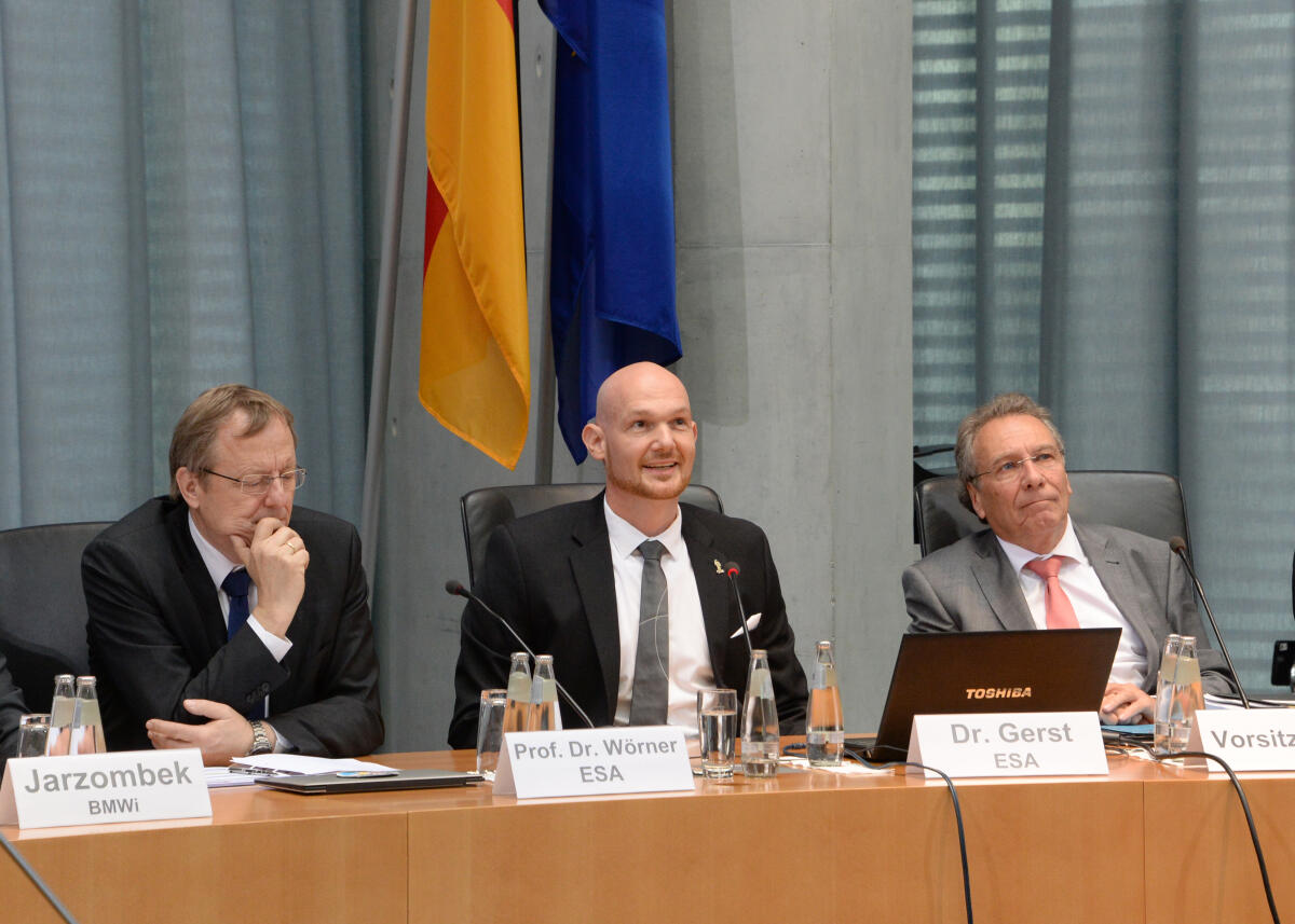 Klaus Ernst, (re), DIE LINKE, Vorsitzender des Ausschusses des Deutschen Bundestages für Wirtschaft und Energie, leitet eine Sitzung, an der der Astronaut Alexander Gerst (mitte) und der Generaldirektor der Europäischen Weltraumorganisation ESA, Prof. Dr. Ing. Jan Wörner, (li), teilnehmen. Ernst, Klaus; Gerst, Alexander; Wörner, Jan Klaus Ernst, (re), DIE LINKE, Vorsitzender des Ausschusses des Deutschen Bundestages für Wirtschaft und Energie, leitet eine Sitzung, an der der Astronaut Alexander Gerst (mitte) und der Generaldirektor der Europäischen Weltraumorganisation ESA, Prof. Dr. Ing. Jan Wörner, (li), teilnehmen.
