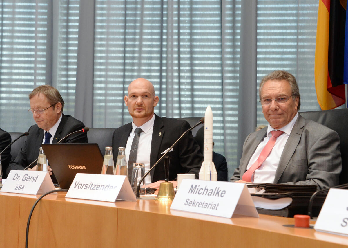 Klaus Ernst, (re), DIE LINKE, Vorsitzender des Ausschusses des Deutschen Bundestages für Wirtschaft und Energie, leitet eine Sitzung, an der der Astronaut Alexander Gerst (mitte) und der Generaldirektor der Europäischen Weltraumorganisation ESA, Prof. Dr. Ing. Jan Wörner, (li), teilnehmen. Ernst, Klaus; Gerst, Alexander; Wörner, Jan Klaus Ernst, (re), DIE LINKE, Vorsitzender des Ausschusses des Deutschen Bundestages für Wirtschaft und Energie, leitet eine Sitzung, an der der Astronaut Alexander Gerst (mitte) und der Generaldirektor der Europäischen Weltraumorganisation ESA, Prof. Dr. Ing. Jan Wörner, (li), teilnehmen.