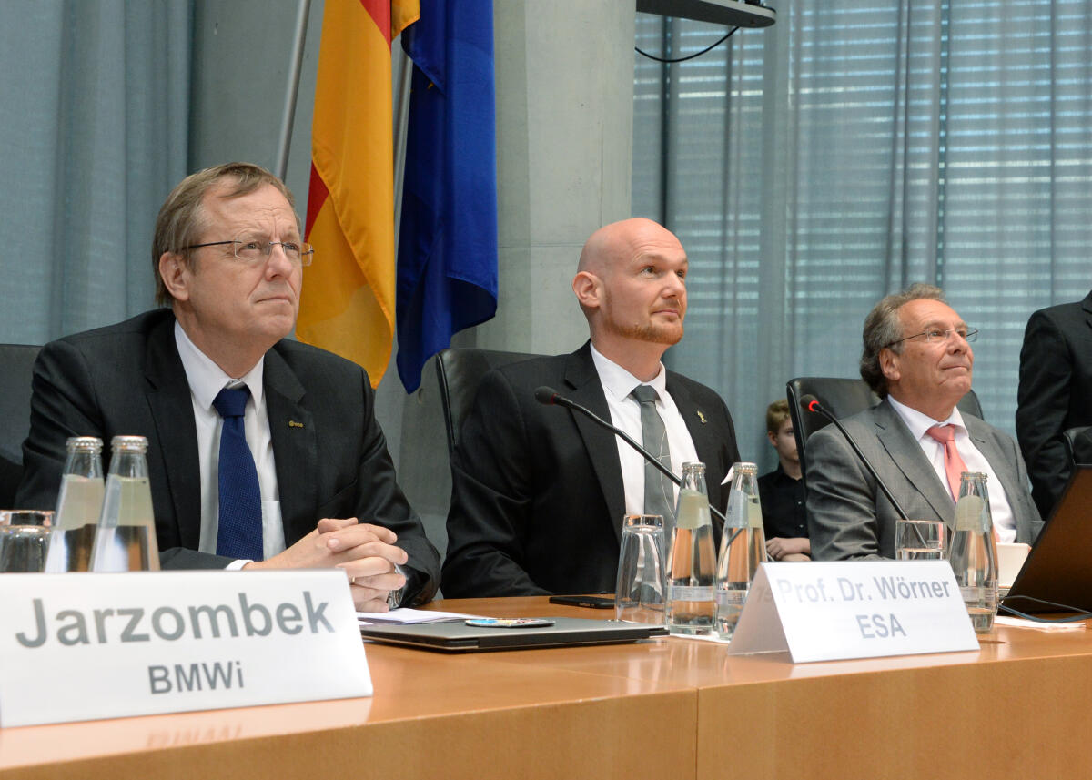 Klaus Ernst, (re), DIE LINKE, Vorsitzender des Ausschusses des Deutschen Bundestages für Wirtschaft und Energie, leitet eine Sitzung, an der der Astronaut Alexander Gerst (mitte) und der Generaldirektor der Europäischen Weltraumorganisation ESA, Prof. Dr. Ing. Jan Wörner, (li), teilnehmen. Ernst, Klaus; Gerst, Alexander; Wörner, Jan Klaus Ernst, (re), DIE LINKE, Vorsitzender des Ausschusses des Deutschen Bundestages für Wirtschaft und Energie, leitet eine Sitzung, an der der Astronaut Alexander Gerst (mitte) und der Generaldirektor der Europäischen Weltraumorganisation ESA, Prof. Dr. Ing. Jan Wörner, (li), teilnehmen.