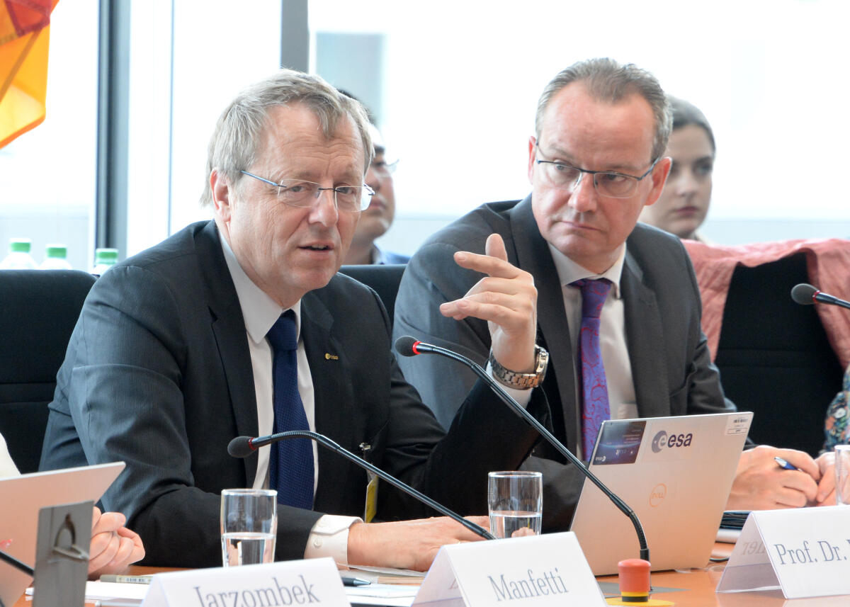 Gunther Krichbaum, (re), CDU/CSU, Vorsitzender des Ausschusses des Deutschen Bundestages für die Angelegenheiten der Europäischen Union, leitet eine Sitzung, an der der Generaldirektor der Europäischen Weltraumorganisation ESA, Prof. Dr. Ing. Jan Wörner, (li), teilnimmt. Krichbaum, Gunther; Wörner, Jan Gunther Krichbaum, (re), CDU/CSU, Vorsitzender des Ausschusses des Deutschen Bundestages für die Angelegenheiten der Europäischen Union, leitet eine Sitzung, an der der Generaldirektor der Europäischen Weltraumorganisation ESA, Prof. Dr. Ing. Jan Wörner, (li), teilnimmt.
