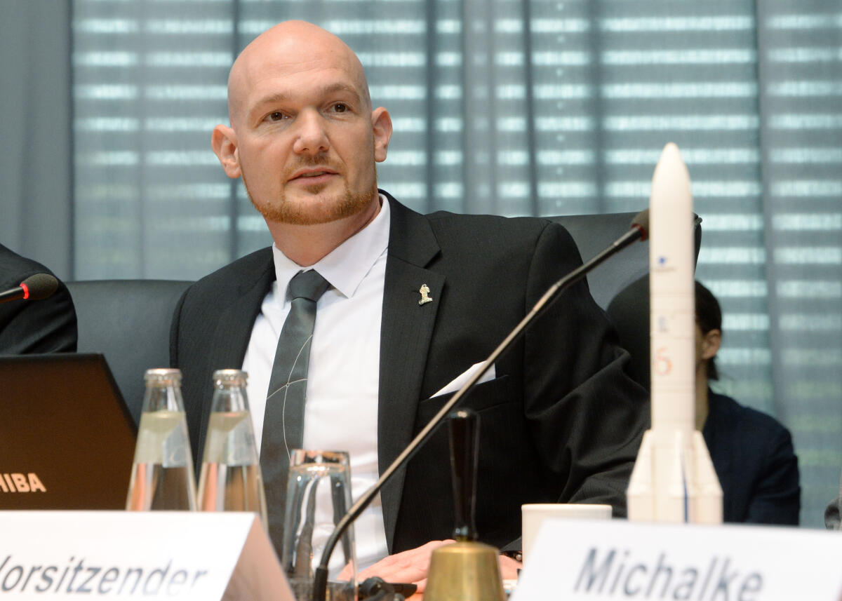 Klaus Ernst, DIE LINKE, Vorsitzender des Ausschusses des Deutschen Bundestages für Wirtschaft und Energie, leitet eine Sitzung, an der der Astronaut Alexander Gerst (hier im Bild) und der Generaldirektor der Europäischen Weltraumorganisation ESA, Prof. Dr. Ing. Jan Wörner, teilnehmen. Gerst, Alexander Klaus Ernst, DIE LINKE, Vorsitzender des Ausschusses des Deutschen Bundestages für Wirtschaft und Energie, leitet eine Sitzung, an der der Astronaut Alexander Gerst (hier im Bild) und der Generaldirektor der Europäischen Weltraumorganisation ESA, Prof. Dr. Ing. Jan Wörner, teilnehmen.