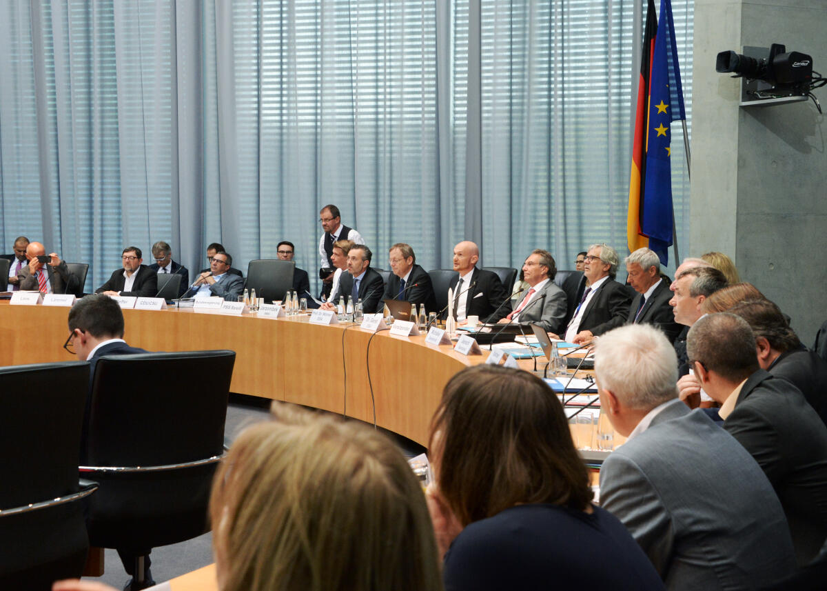 Klaus Ernst, (8.v.li), DIE LINKE, Vorsitzender des Ausschusses des Deutschen Bundestages für Wirtschaft und Energie, leitet eine Sitzung, an der der Astronaut Alexander Gerst (7.v.li) und der Generaldirektor der Europäischen Weltraumorganisation ESA, Prof. Dr. Ing. Jan Wörner, (6.v.li), teilnehmen.; Übersicht. Ernst, Klaus; Gerst, Alexander; Wörner, Jan Klaus Ernst, (8.v.li), DIE LINKE, Vorsitzender des Ausschusses des Deutschen Bundestages für Wirtschaft und Energie, leitet eine Sitzung, an der der Astronaut Alexander Gerst (7.v.li) und der Generaldirektor der Europäischen Weltraumorganisation ESA, Prof. Dr. Ing. Jan Wörner, (6.v.li), teilnehmen.; Übersicht.