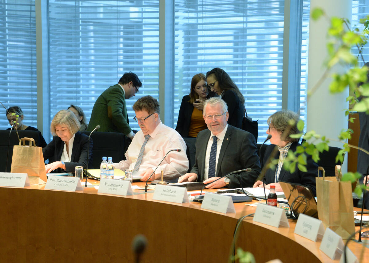 Alois Gerig, (2.v.re), CDU/CSU, Vorsitzender des Ausschusses des Deutschen Bundestages für Ernährung und Landwirtschaft, hier bei der Eröffnung der Sitzung, nimmt von der Baumkönigin 2019, Caroline Hensel, den Baum des Jahres 2019 entgegen. Gerig, Alois Alois Gerig, (2.v.re), CDU/CSU, Vorsitzender des Ausschusses des Deutschen Bundestages für Ernährung und Landwirtschaft, hier bei der Eröffnung der Sitzung, nimmt von der Baumkönigin 2019, Caroline Hensel, den Baum des Jahres 2019 entgegen.