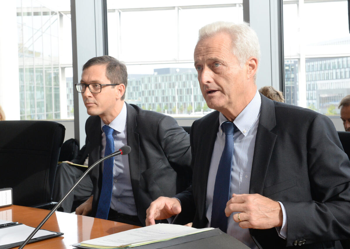Richard Kühnel, (li), Vertreter der europäischen Kommission in Deutschland, ist zu Gast beim Ausschuss des Deutschen Bundestages für Wirtschaft und Energie. Dr. Peter Ramsauer, (re), CDU/CSU, Vorsitzender des Ausschusses, leitet die Sitzung. Ramsauer, Peter; Kühnel, Richard Richard Kühnel, (li), Vertreter der europäischen Kommission in Deutschland, ist zu Gast beim Ausschuss des Deutschen Bundestages für Wirtschaft und Energie. Dr. Peter Ramsauer, (re), CDU/CSU, Vorsitzender des Ausschusses, leitet die Sitzung.