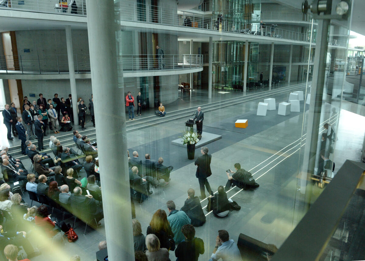 Bundestagspräsident Prof. Dr. Norbert Lammert, CDU/CSU, eröffnet die Ausstellung "Operation Heimkehr". In der von der Journalistin Ulrike Scheffer und der Fotokünstlerin Sabine Würich erarbeiteten Ausstellung berichten Soldatinnen und Soldaten der Bundeswehr über ihr Leben nach einem Auslandseinsatz. Hellmuth Königshaus, Wehrbeauftragter des Deutschen Bundestages, Hans-Peter Bartels, Vorsitzender des Verteidigungsausschusses des Bundestages, und Rainer Erdel, stellvertretender Vorsitzender des Verbandes der Reservisten der Deutschen Bundeswehr e. V., sprechen ein Grußwort.; Übersicht. Bundestagspräsident Prof. Dr. Norbert Lammert, CDU/CSU, eröffnet die Ausstellung "Operation Heimkehr". In der von der Journalistin Ulrike Scheffer und der Fotokünstlerin Sabine Würich erarbeiteten Ausstellung berichten Soldatinnen und Soldaten der Bundeswehr über ihr Leben nach einem Auslandseinsatz. Hellmuth Königshaus, Wehrbeauftragter des Deutschen Bundestages, Hans-Peter Bartels, Vorsitzender des Verteidigungsausschusses des Bundestages, und Rainer Erdel, stellvertretender Vorsitzender des Verbandes der Reservisten der Deutschen Bundeswehr e. V., sprechen ein Grußwort.; Übersicht.