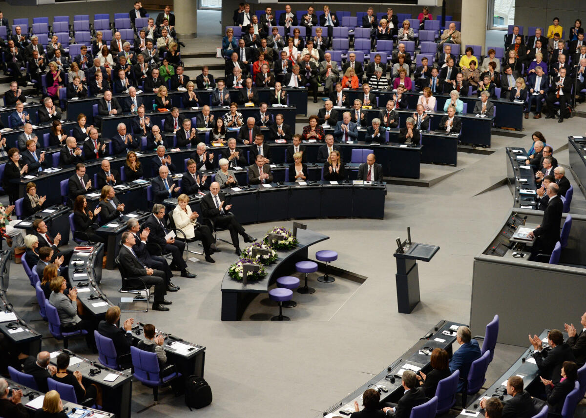 Gedenkstunde des Deutschen Bundestages aus Anlass des 75. Jahrestages des Beginns des Zweiten Weltkrieges. Bundestagspräsident Prof. Dr. Norbert Lammert, CDU/CSU, hält die Begrüßungsansprache, Bronislaw Komorowski, Präsident der Republik Polen die Gedenkrede. Joachim Gauck, Bundespräsident, Dr. Angela Merkel, Bundeskanzlerin, CDU/CSU, Stephan Weil, Bundesratspräsident und Ferdinand Kirchhof, Vizepräsident des Bundesverfassungsgerichts, nehmen an der Gedenkstunde teil.; 2. Weltkrieg, Deutscher Bundestag, Jahrestag, Gedenken, Übersicht.